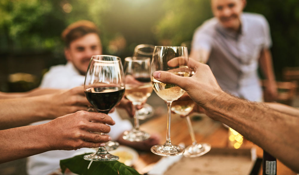 Peut-on m&eacute;langer le CBD et l'alcool ? 